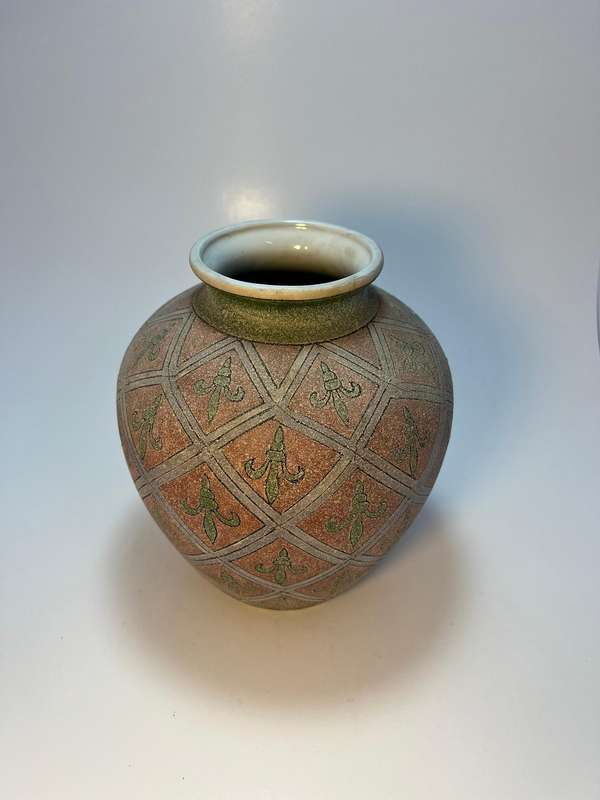 Vintage Trellis & Fleur-de-Lis Motif Vase | Peach & Green | Textured Matt Finish