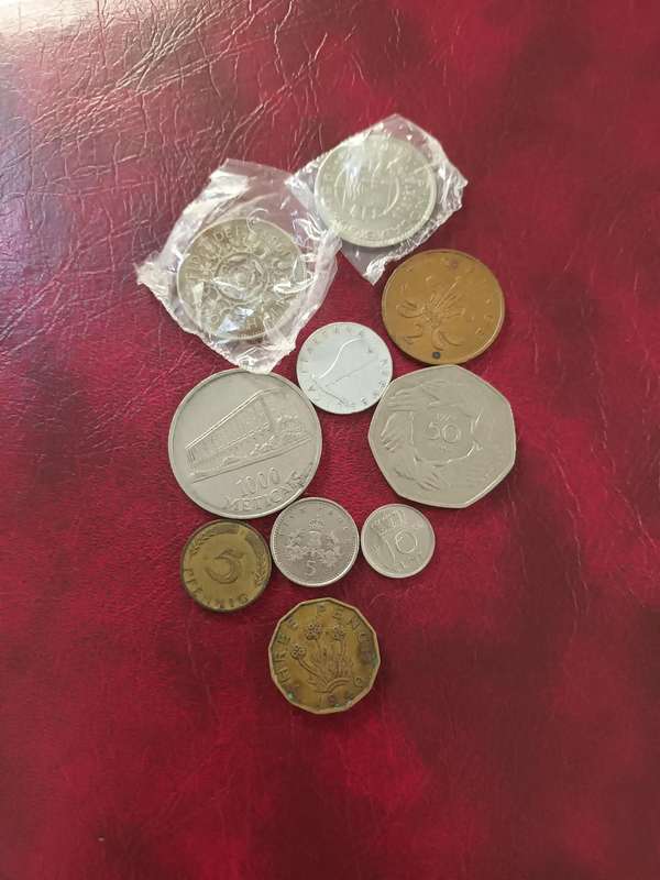 10 different international collectors coins