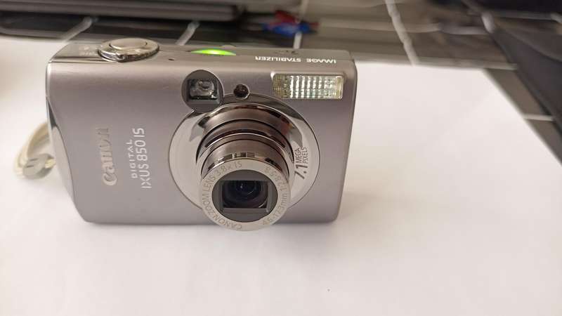 Canon IXUS 850 IS Digital Camera