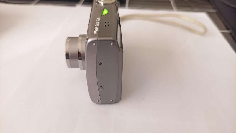 Canon IXUS 850 IS Digital Camera