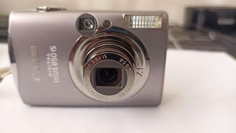 Canon IXUS 850 IS Digital Camera
