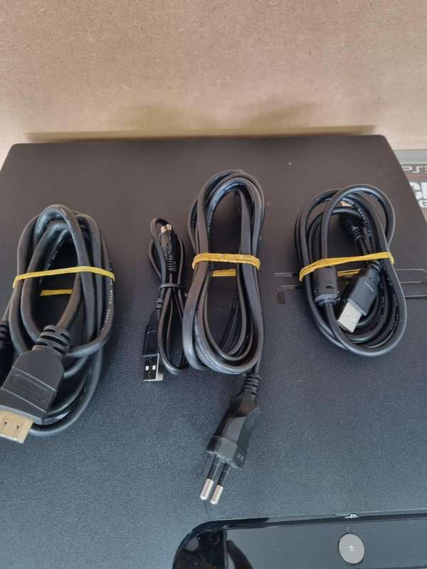 PlayStation 3 Slim (2x Controllers & 2x Games)