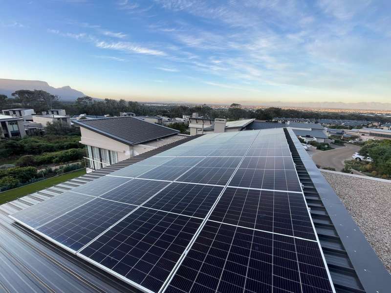 Complete Solar System 8 kw Deye Hybrid Inverter+ 14x 550w Solar Panels and 10Kwh Dyness Battery