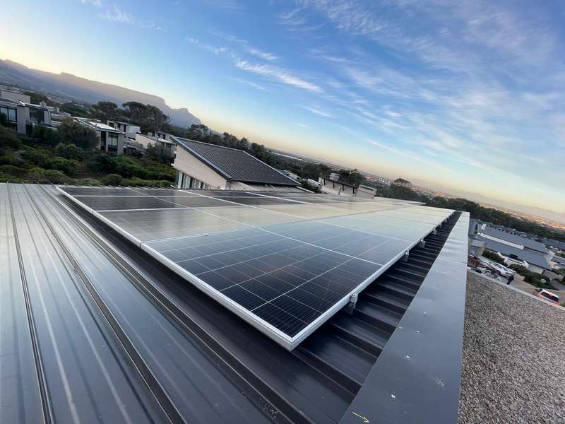 Complete Solar System 8 kw Deye Hybrid Inverter+ 14x 550w Solar Panels and 10Kwh Dyness Battery