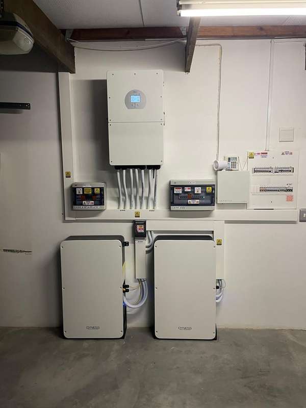 Complete Solar System 8 kw Deye Hybrid Inverter+ 14x 550w Solar Panels and 10Kwh Dyness Battery