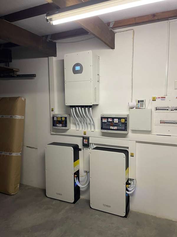 Complete Solar System 8 kw Deye Hybrid Inverter+ 14x 550w Solar Panels and 10Kwh Dyness Battery