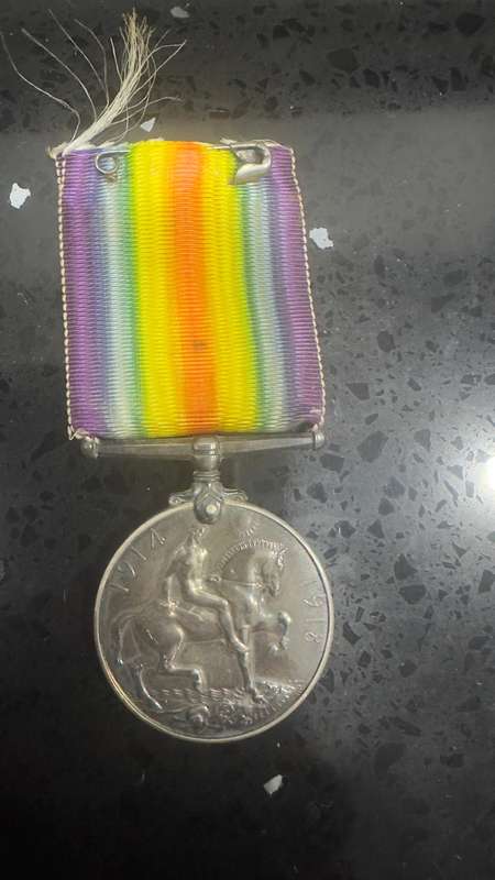 WW1 PAIR Victory and 1914-1918 War Medal --- NAMED TO 11320 SJT. J. McKinnon WORC.R L15