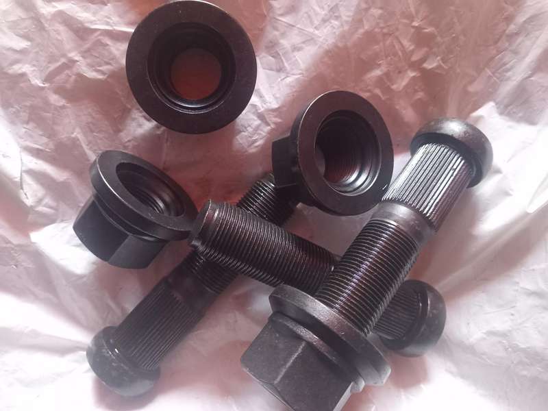 Henred wheel studs and nuts