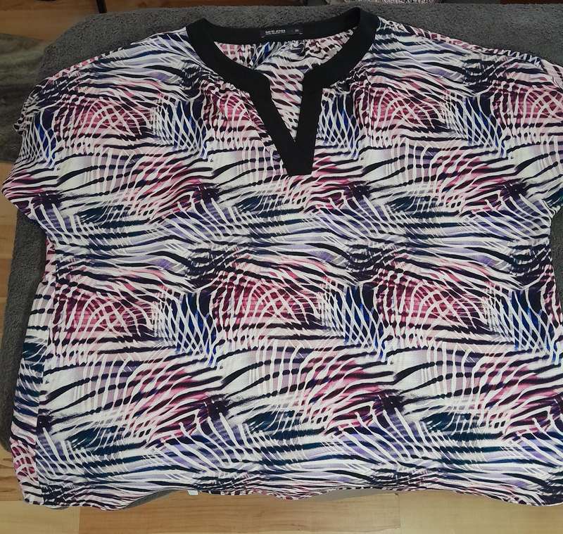 Ladies Top - Woolworths/David Jones - Abstract - Secondhand - size 22