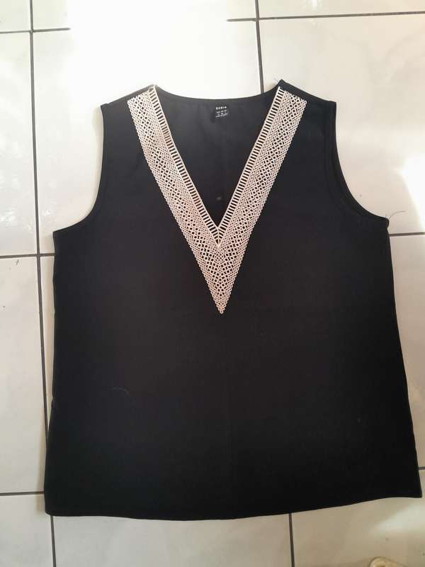 Ladies Top - Camisole - Black - V-neck - Secondhand - Medium