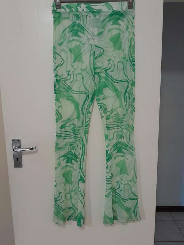 Ladies summer green pants. size large.