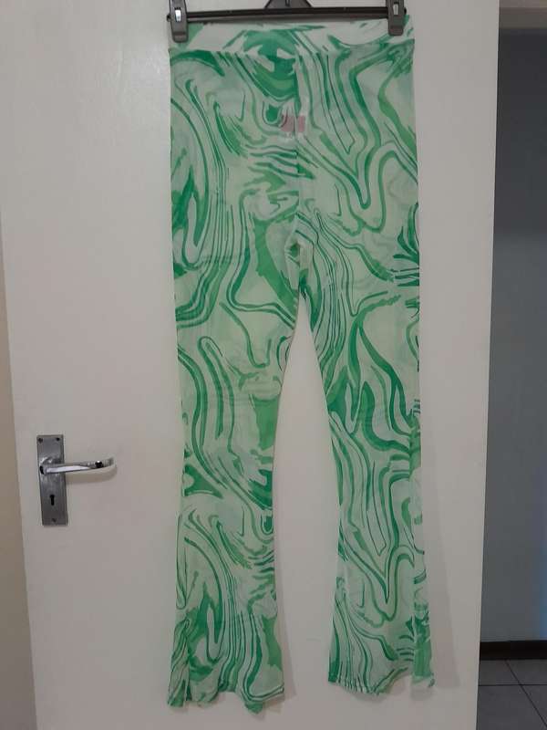 Ladies summer green pants. size large.