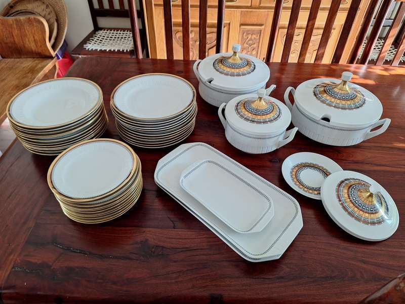 Kahla Konitz Fine Porcelain Dinner Service with Real Gold Trim