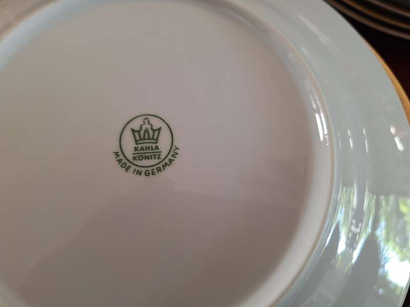 Kahla Konitz Fine Porcelain Dinner Service with Real Gold Trim