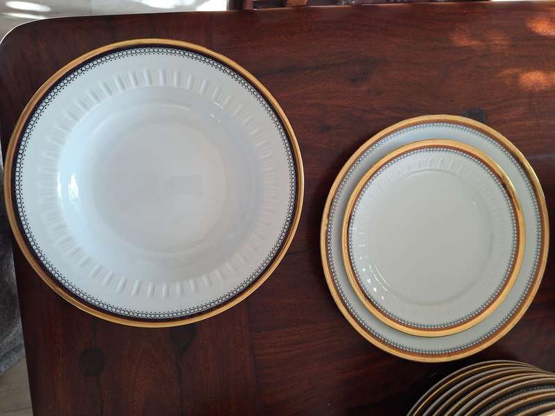Kahla Konitz Fine Porcelain Dinner Service with Real Gold Trim