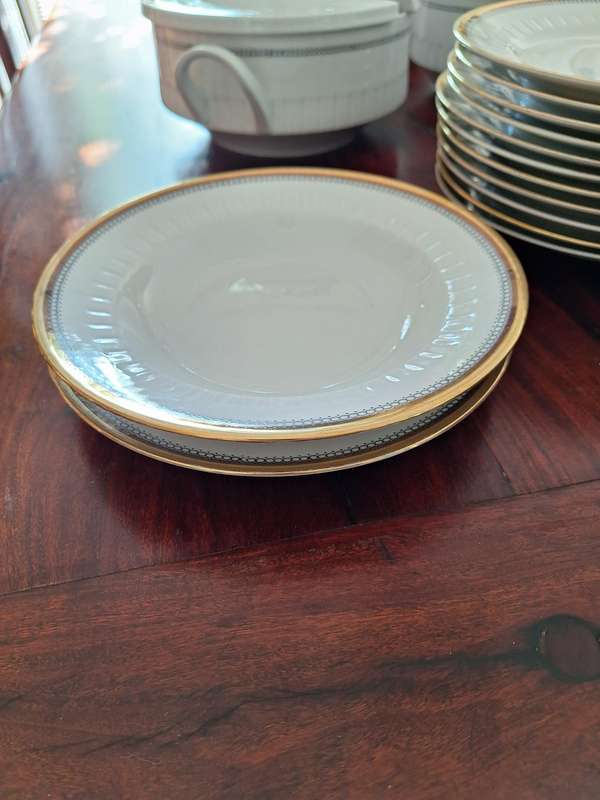 Kahla Konitz Fine Porcelain Dinner Service with Real Gold Trim