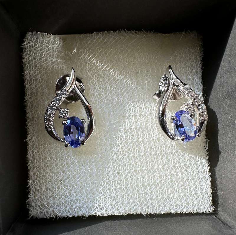 BRAND NEW TANZANITE EARRINGS AND NECKLACE WITH CERTIFICATION