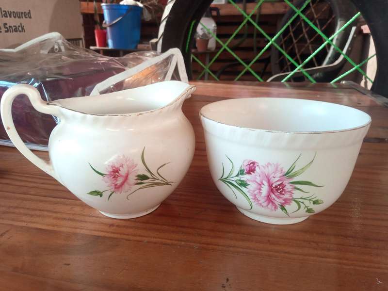Vintage creamer and sugar bowl made between 1942 and 1945