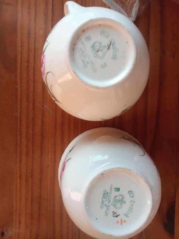 Vintage creamer and sugar bowl made between 1942 and 1945
