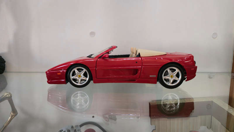 1:18 Hotwheels Ferrari F355
