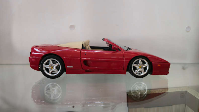 1:18 Hotwheels Ferrari F355