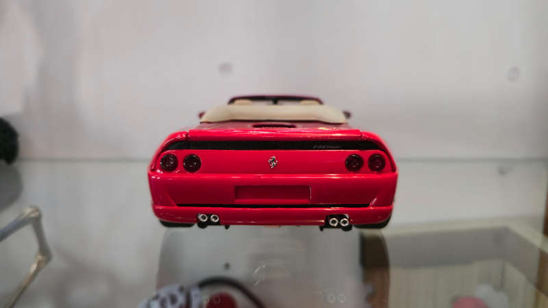 1:18 Hotwheels Ferrari F355