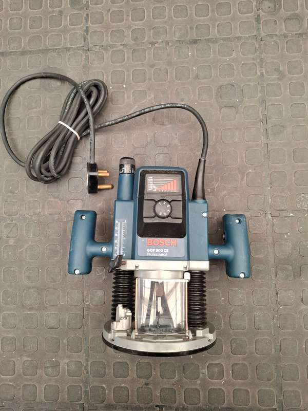 BOSCH PROFESSIONAL GOF 900 CE Router (NOT USED)