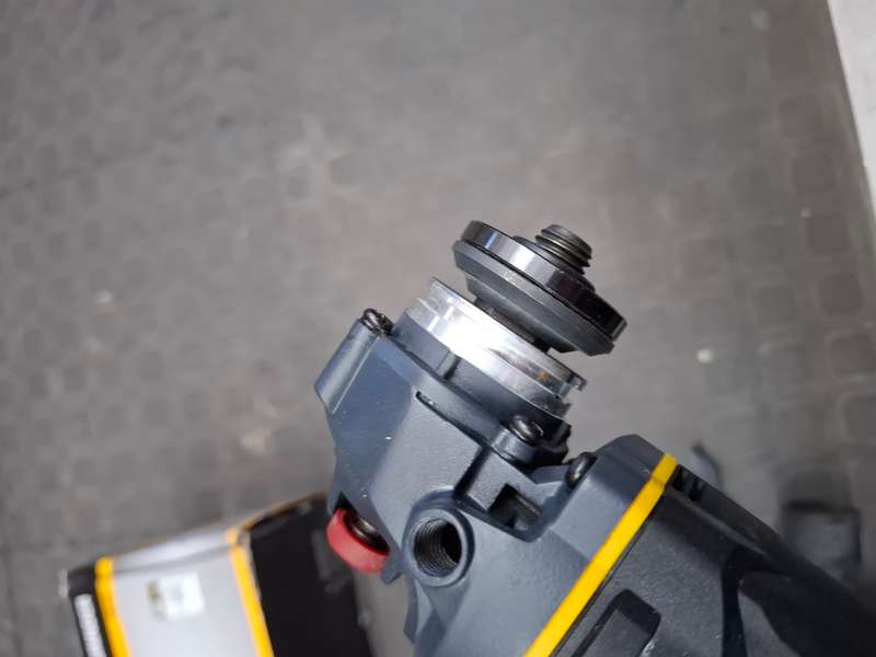 CAT DX31B Angle grinder & 2.0Ah Battery