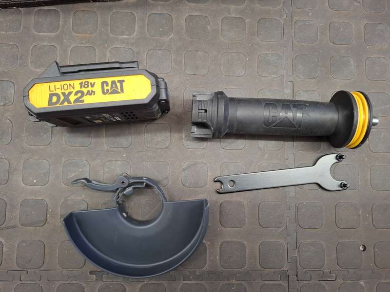 CAT DX31B Angle grinder & 2.0Ah Battery
