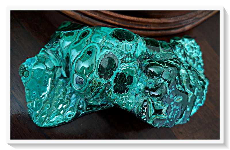 A Brilliant and Extra-Large Piece of Malachite Polished in its Natural Form 2KG or more - 18cm