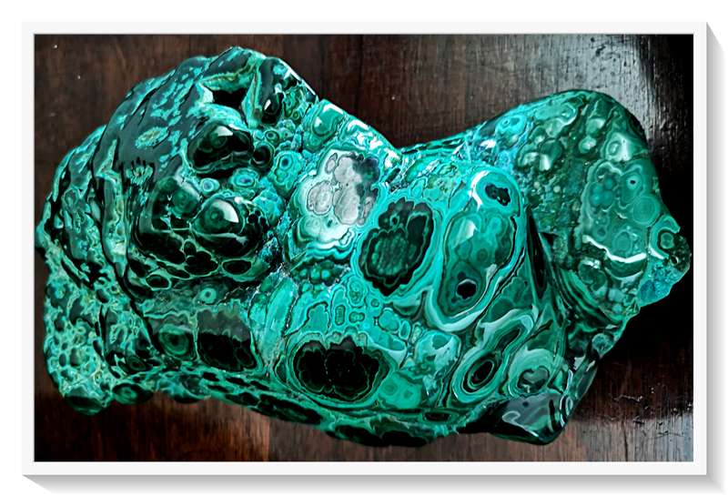 A Brilliant and Extra-Large Piece of Malachite Polished in its Natural Form 2KG or more - 18cm
