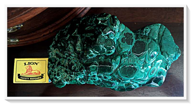 A Brilliant and Extra-Large Piece of Malachite Polished in its Natural Form 2KG or more - 18cm