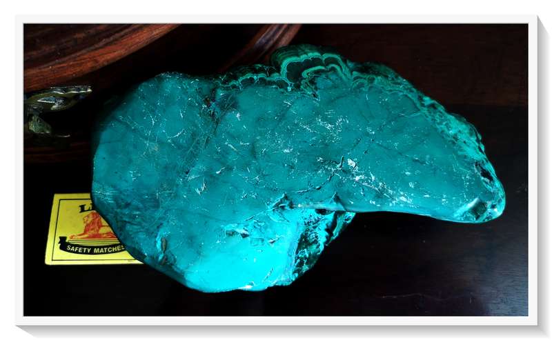A Brilliant and Extra-Large Piece of Malachite Polished in its Natural Form 2KG or more - 18cm