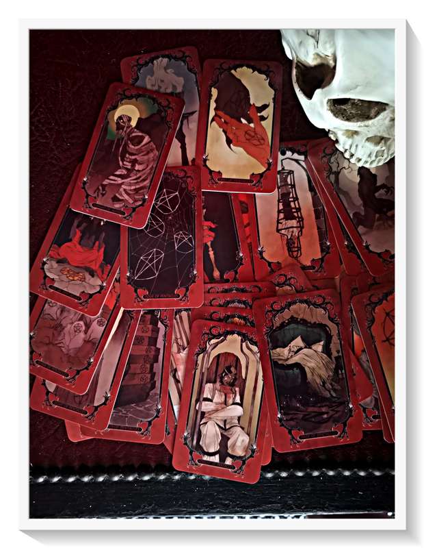 A Deck of HORROR TAROT CARDS - Great Quality Gloss Cards +- 80 Horror Cards in Box - Condition: New