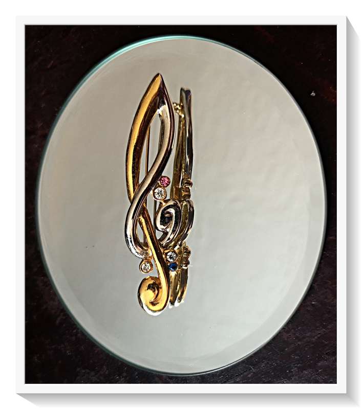 A Lovely Music Note Shaped Gold Tone Metal Brooch with some Colour Accents
