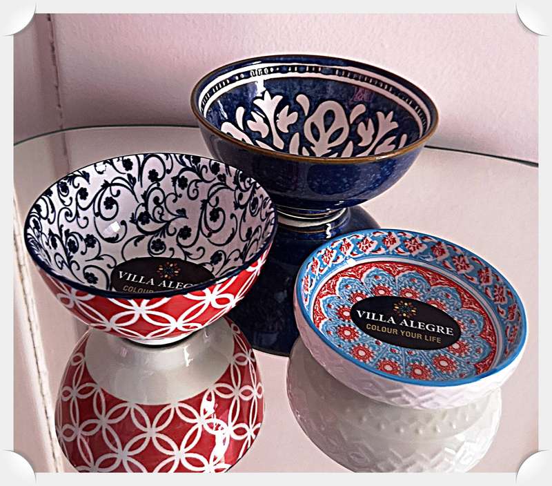 A Lovely Trio of VILLA ALEGRE Rice Bows in Stark Colours and Floral Motives in 12cm and 9cm in Width