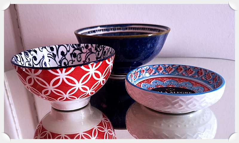 A Lovely Trio of VILLA ALEGRE Rice Bows in Stark Colours and Floral Motives in 12cm and 9cm in Width