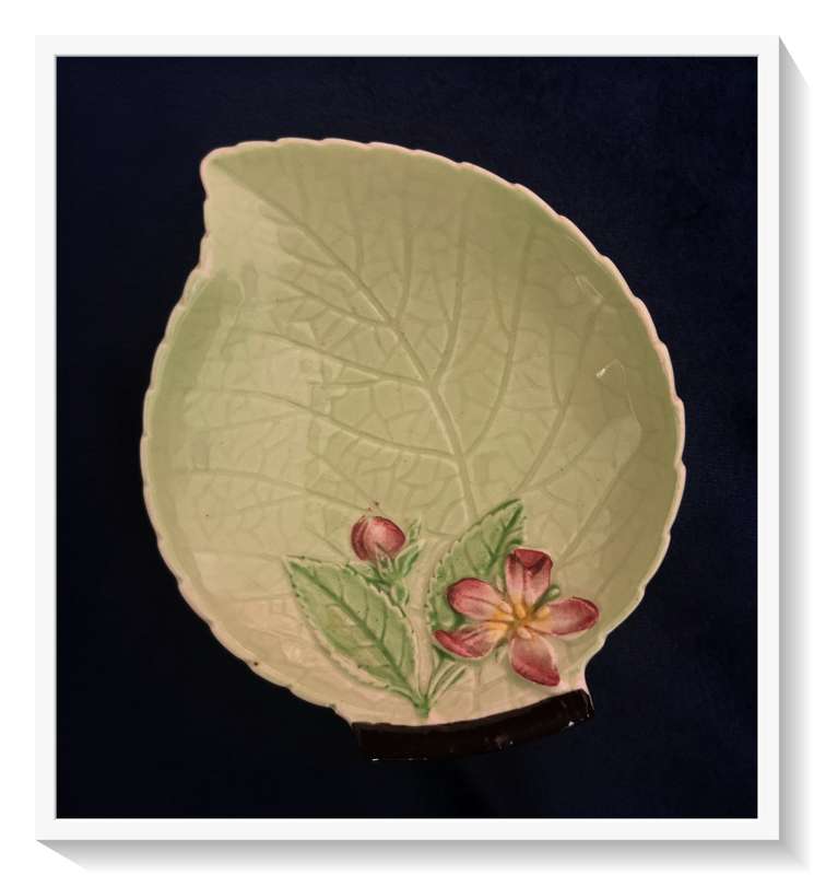 A Small Hand Painted Carlton Ware Leaf Shaped Plate - Made in England - NO CHIPS *****