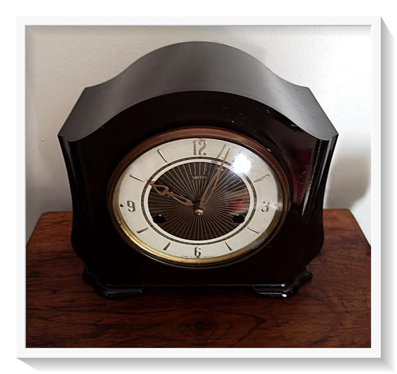 A Smiths Vintage Mantle Clock - Retro Bakelite Design - Made in Britain - Working Condition with Key