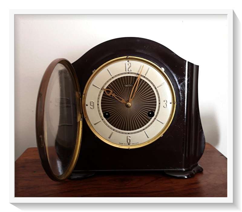 A Smiths Vintage Mantle Clock - Retro Bakelite Design - Made in Britain - Working Condition with Key