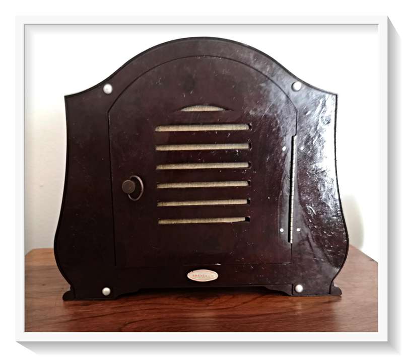 A Smiths Vintage Mantle Clock - Retro Bakelite Design - Made in Britain - Working Condition with Key
