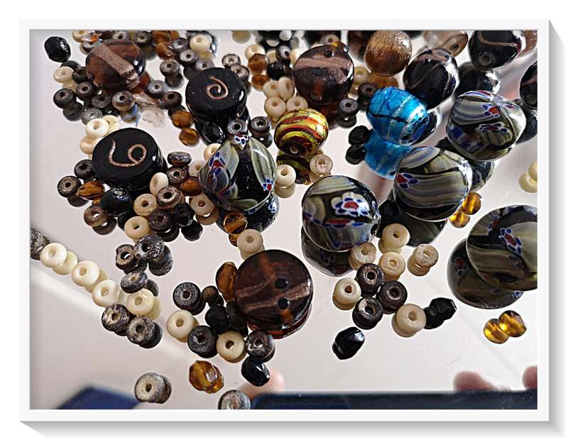 A Striking Lot of Vintage Multicoloured Glass Beads - Some quite big and Millefiori-like***