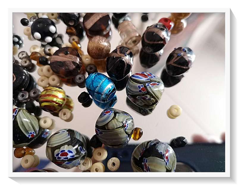 A Striking Lot of Vintage Multicoloured Glass Beads - Some quite big and Millefiori-like***