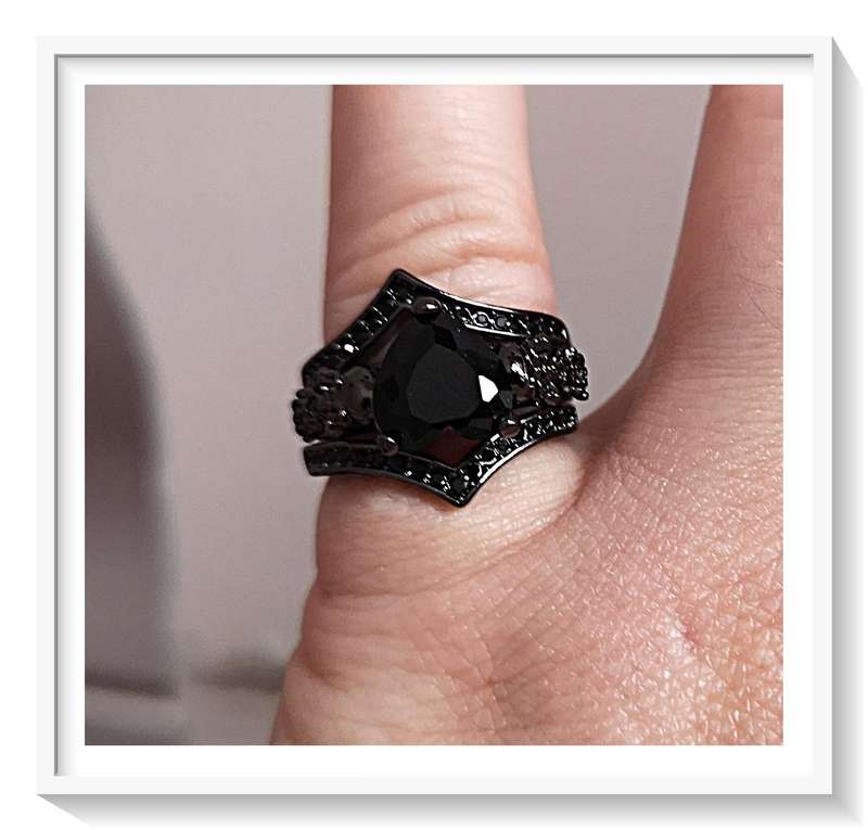 A Trio Black Gothic Steel Ring with Glimmering Obsidian Colour Heart Looks Even Better at Night