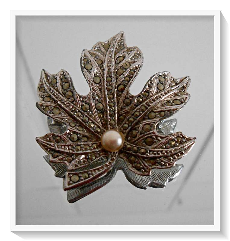 A Vintage Metal Maple Leaf Marcasite Brooch in Excellent Condition - *** R35 Shipping ***