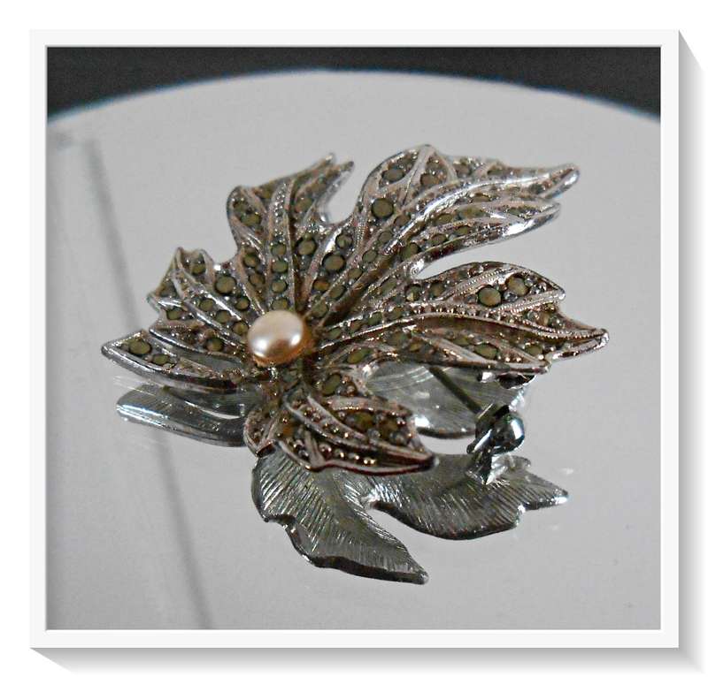A Vintage Metal Maple Leaf Marcasite Brooch in Excellent Condition - *** R35 Shipping ***