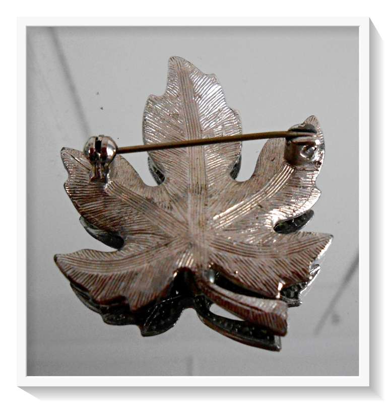 A Vintage Metal Maple Leaf Marcasite Brooch in Excellent Condition - *** R35 Shipping ***