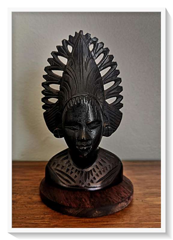 Beautifully Carved Wooden Bust of a Tribal Figure - Stunning Intricate Detail Size 80mm by 160mm ***