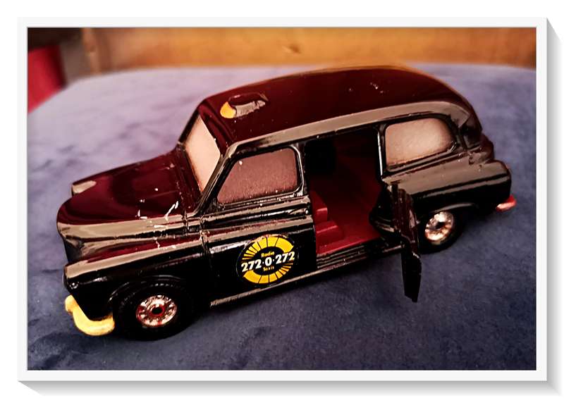 CORGI AUSTIN London Taxi Black - Some Scratches on the Bonnet (Left) Otherwise Perfect 5cmby 12cm