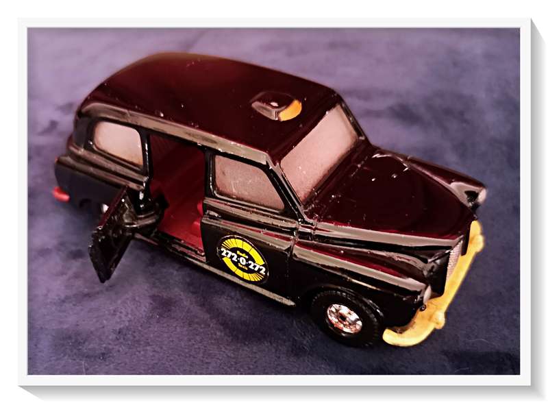 CORGI AUSTIN London Taxi Black - Some Scratches on the Bonnet (Left) Otherwise Perfect 5cmby 12cm
